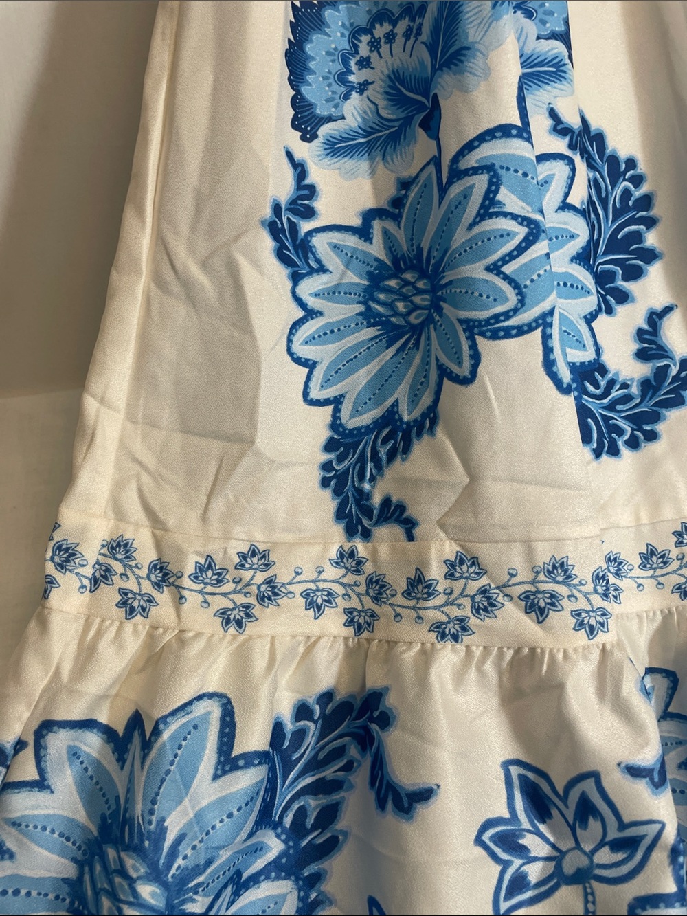 White & Blue Floral Maxi Dress with V-Neck Plunge Farm Rio like- No Tags! - Picture 3 of 7